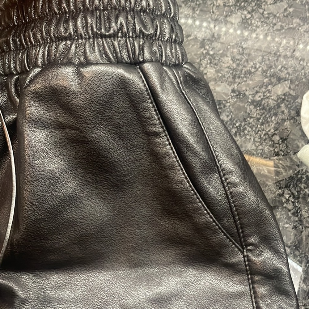 Blk - Picture 2 of 8